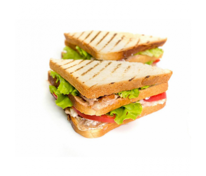 Клаб сэндвич Maxway. Эво клаб сэндвич. Сэндвич с курицей. Сэндвич на белом фоне. Сэндвич симферополь